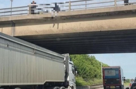 Şofer de camion, devenit erou în UK. A prevenit un suicid parcând sub un pod